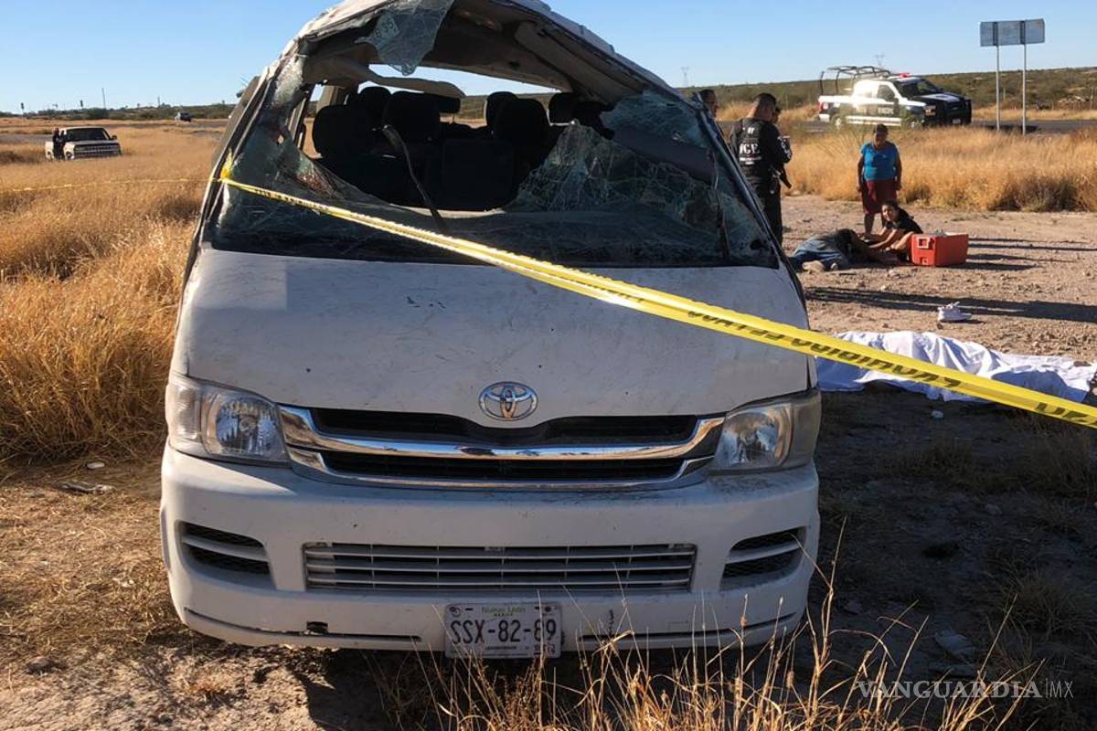 Dos aficionados del Monterrey mueren en volcadura