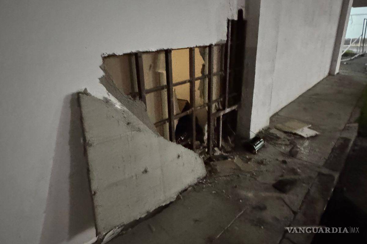 $!Los policías escucharon ruidos en el interior y detectaron un boquete en la parte posterior del banco.