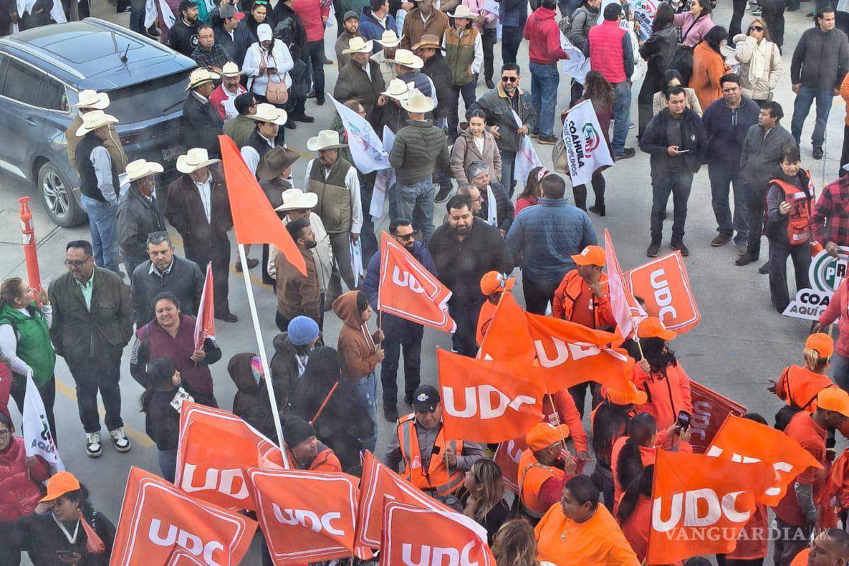 $!Cientos de militantes de UDC y PRI acudieron a la formalización de la alianza de sus partidos ante el INE.