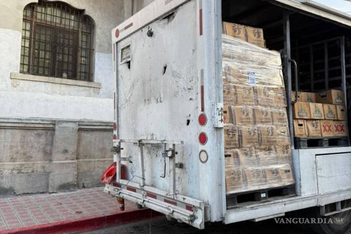 $!El camión de Heineken se estacionó en un lugar prohibido para descargar mercancía.