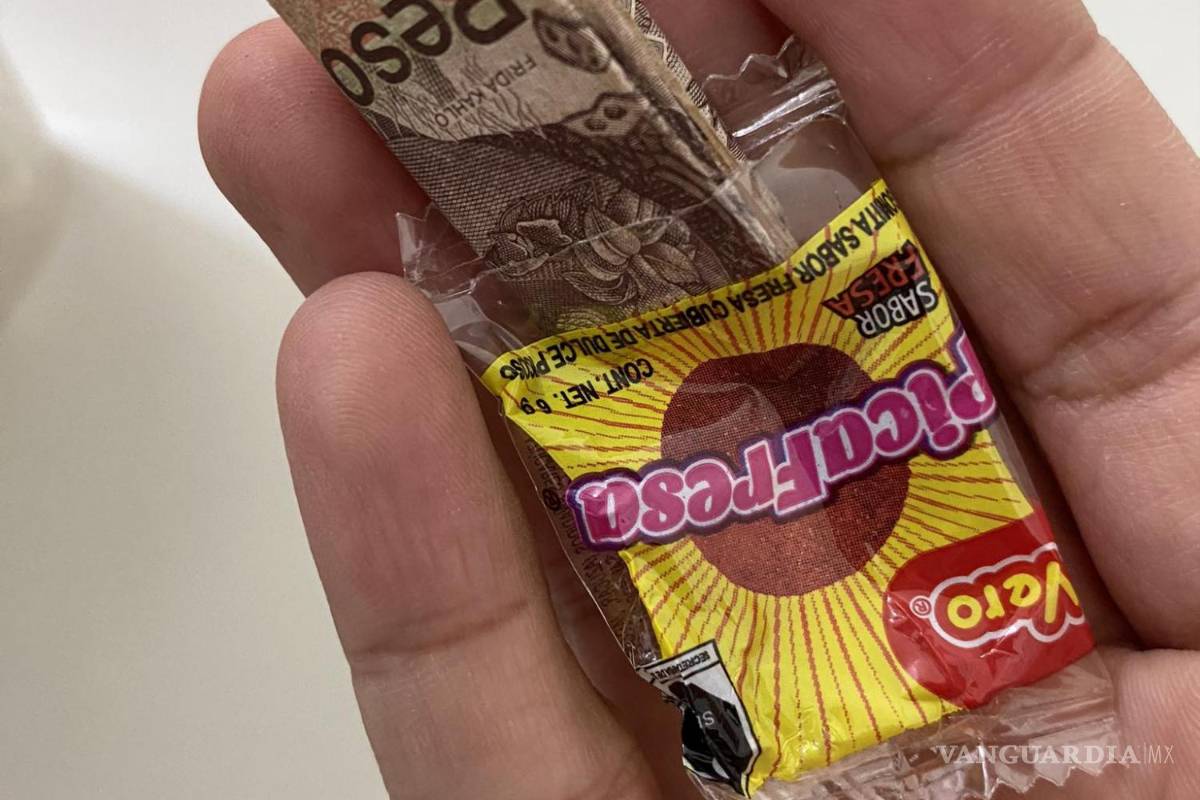 $!¿Willy Wonka? Esconde ramosarizpense ‘picafresa ganadora’ con 500 pesos entre dulces de Halloween