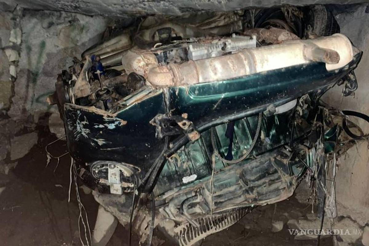 Hallan un “vocho” atorado en el drenaje pluvial de Monterrey