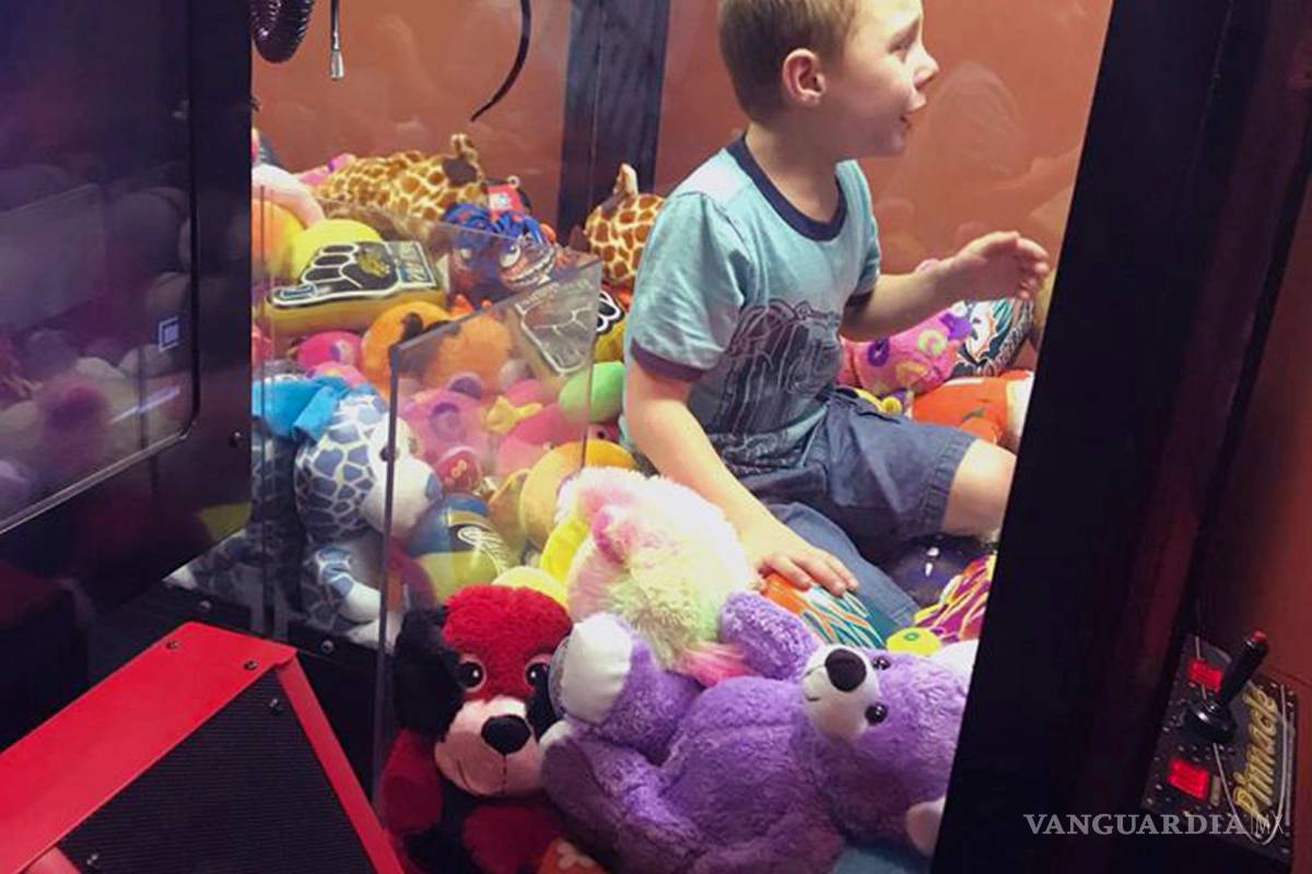 Niño queda atrapado en una máquina expendedora de Florida