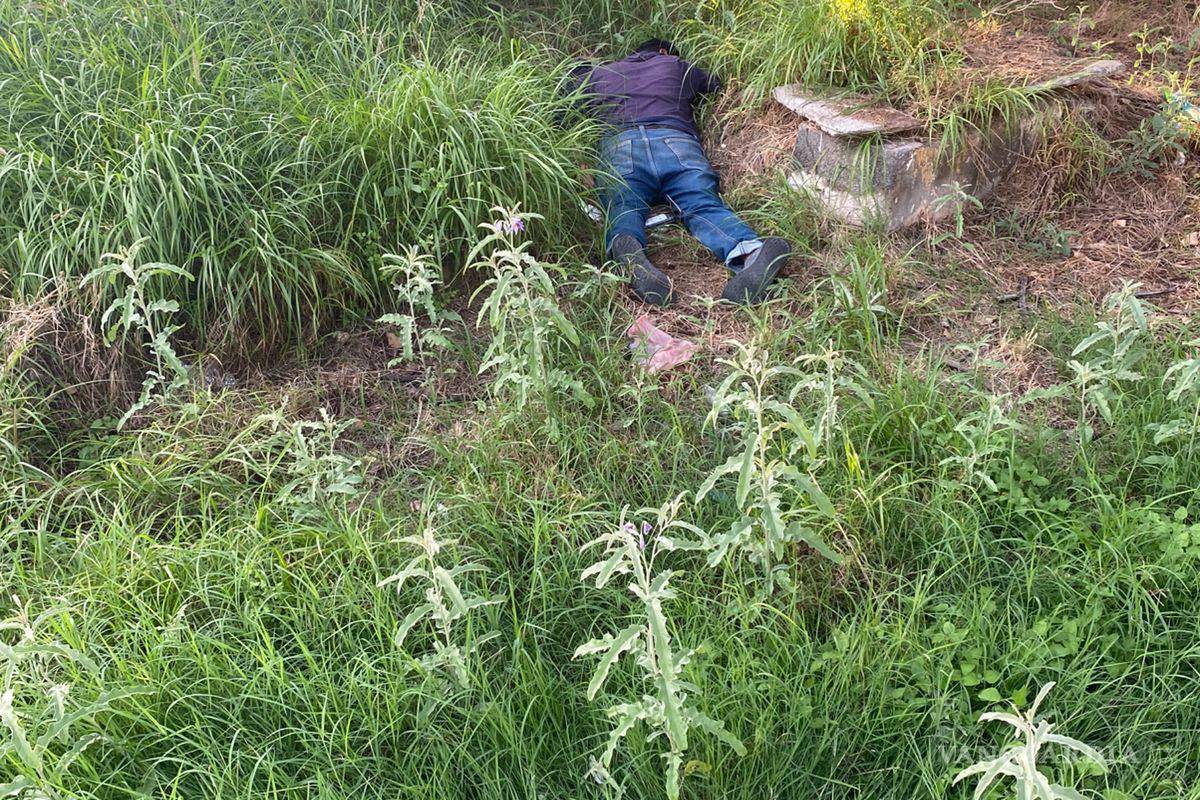 Lo vieron tirado en la carretera de Parras y creyeron que estaba herido; solo estaba ebrio
