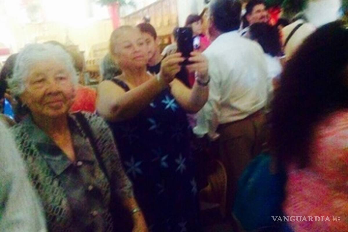 Saltillenses se toman 'selfies' con Santo Cristo