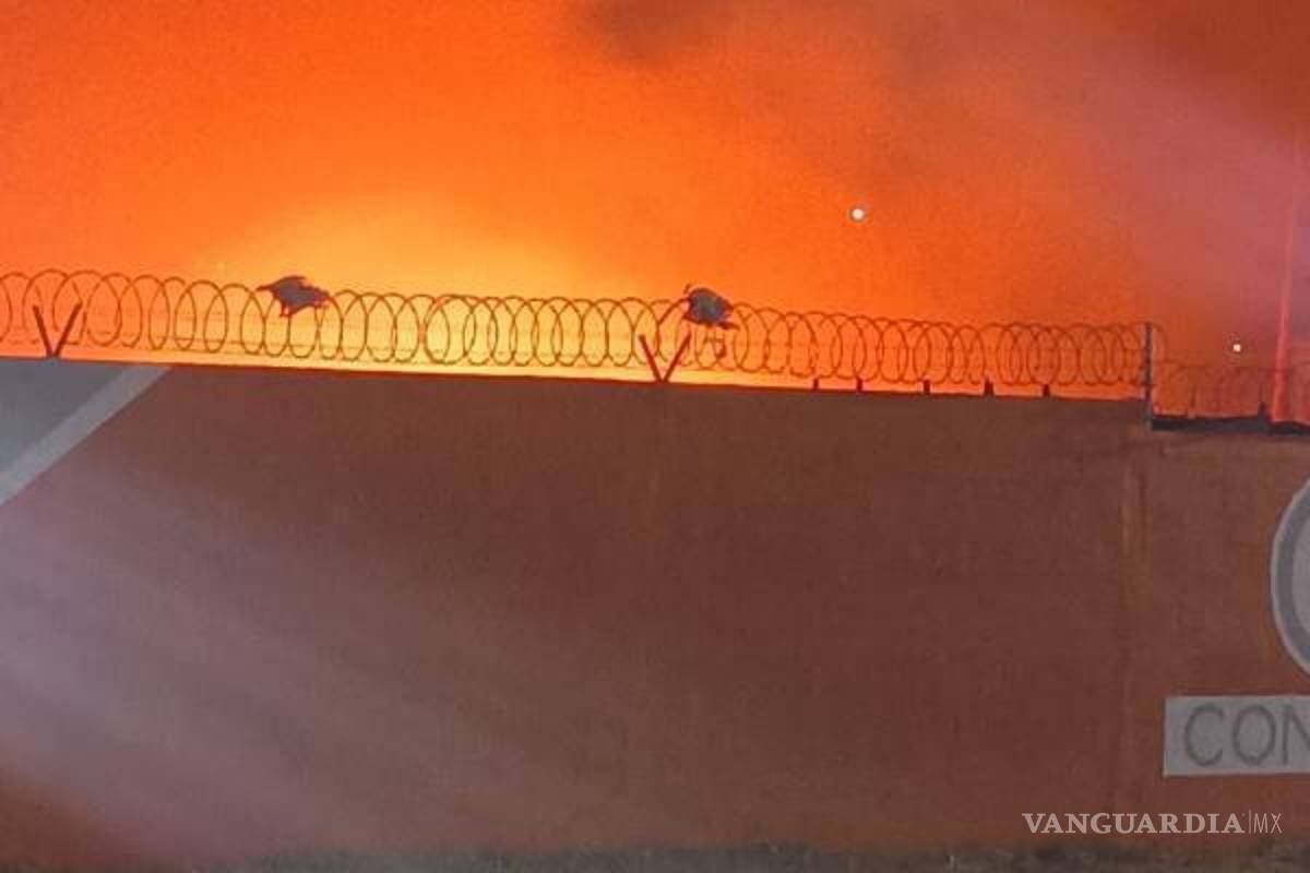 $!Vecinos temían que el incendio alcanzara una gasera cercana y alertaron a las autoridades.