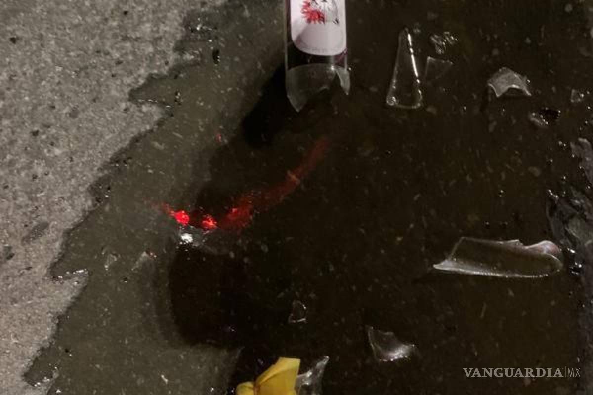 $!Una botella de alcohol quedó como evidencia en la zona del accidente, donde se investiga si el consumo influyó en la pérdida de control del vehículo.