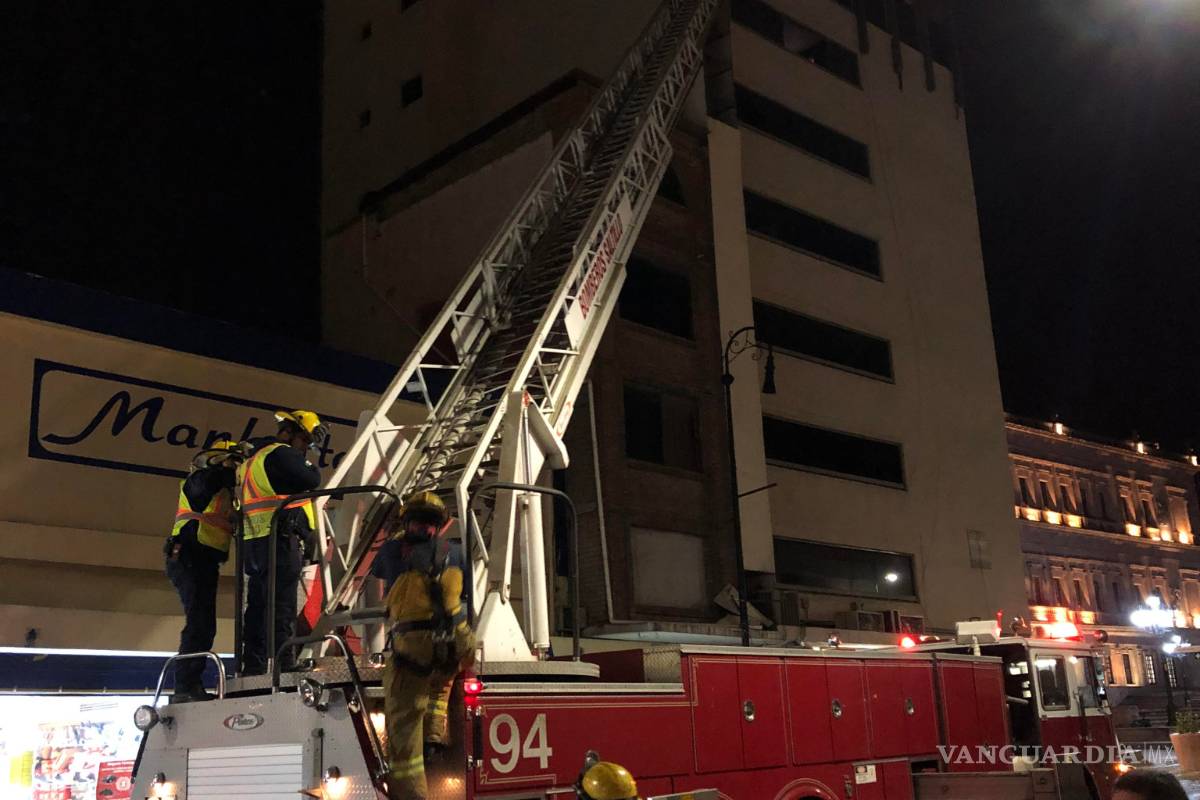 $!Fuertes vientos tumban parte de la fachada de un edificio en la zona Centro de Saltillo