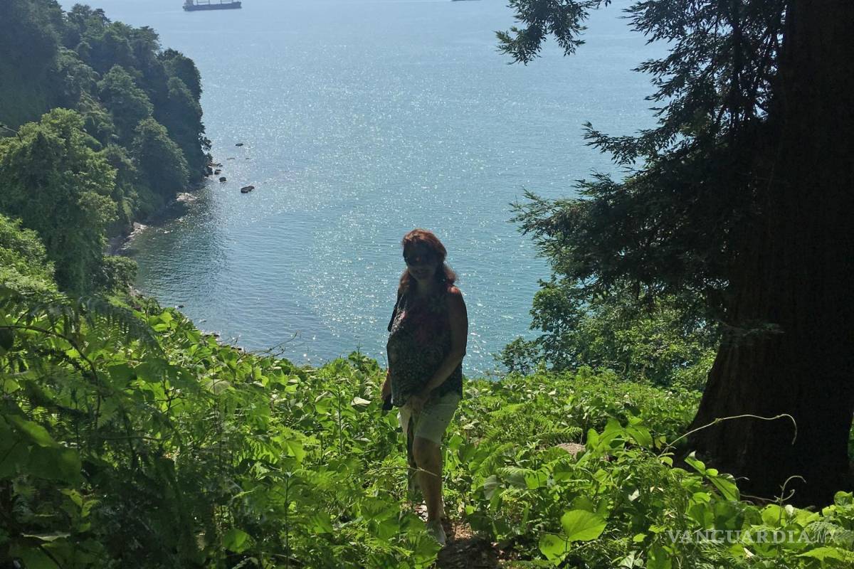 $!Una embarazada posa en contraluz en una zona de Batumi, al fondo el mar Negro. EFE/Misha Vignanski