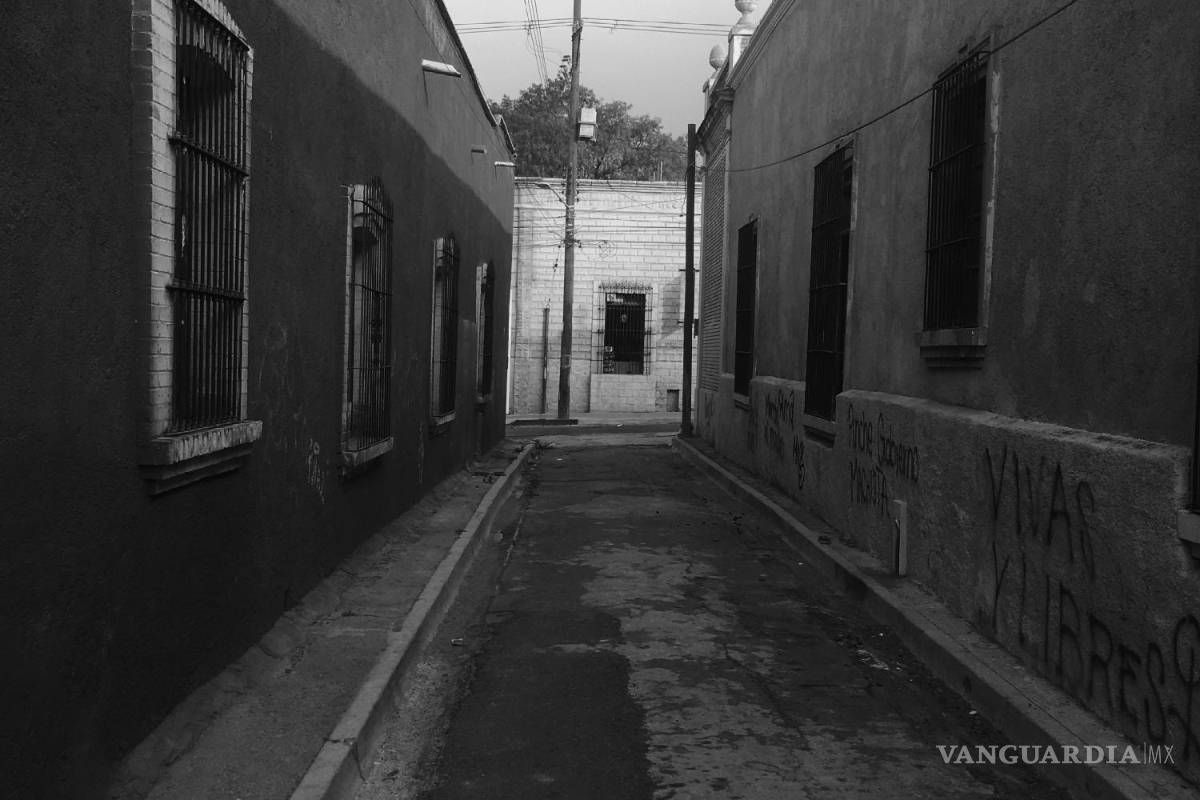 $!Antiguo callejón de Bracho, hoy llamado 5 de Mayo, nótense las reducidas banquetas.
