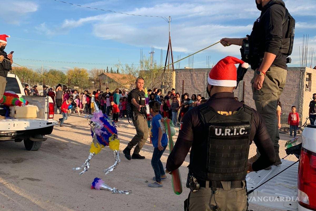 ¡Santa Claus porta armas! Visitan elementos de la Fiscalía a niños en La Laguna