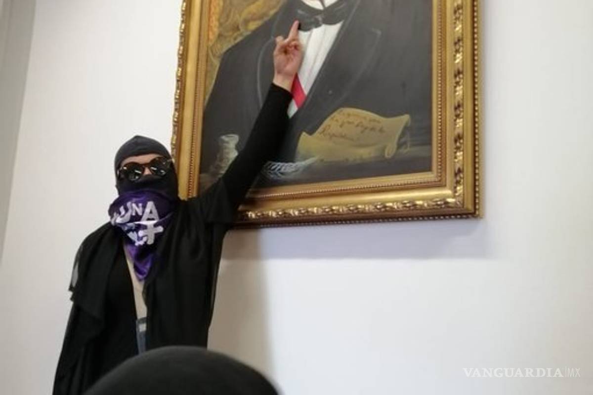 $!'Si viene la policía nos vamos defender', feministas seguirán 'ocupando' la CNDH