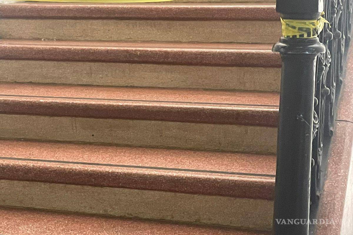 $!Trabajadores colocaron cinta amarilla en las instalaciones para bloquear el acceso a la primera planta del hospital.