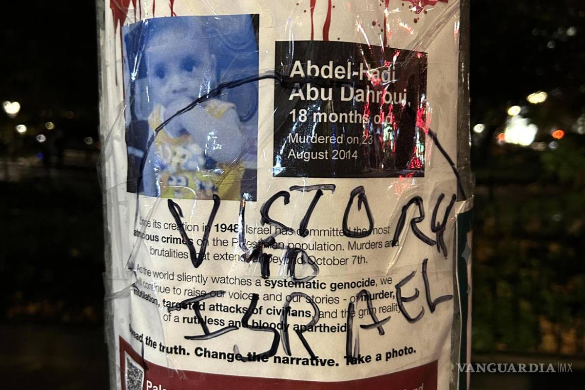 $!Vista de un cartel con la imagen de un bebé palestino de 18 meses que fue asesinado, tapado por el mensaje victoria para Israel en una calle de Nueva York.