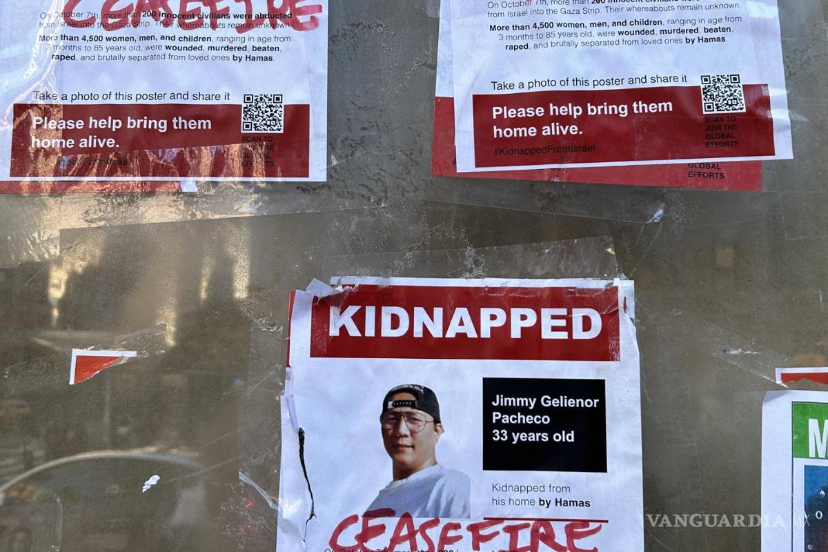 $!Vista de varios carteles con imágenes de personas secuestradas por Hamás, tapados por el mensaje cese el fuego en una calle de Nueva York.