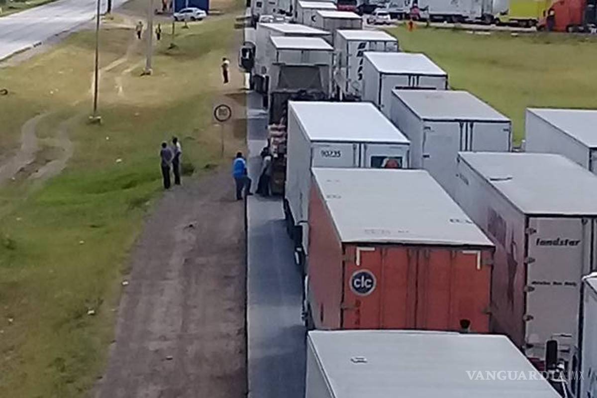 Bloquean puente internacional en Nuevo Laredo familiares de desaparecidos