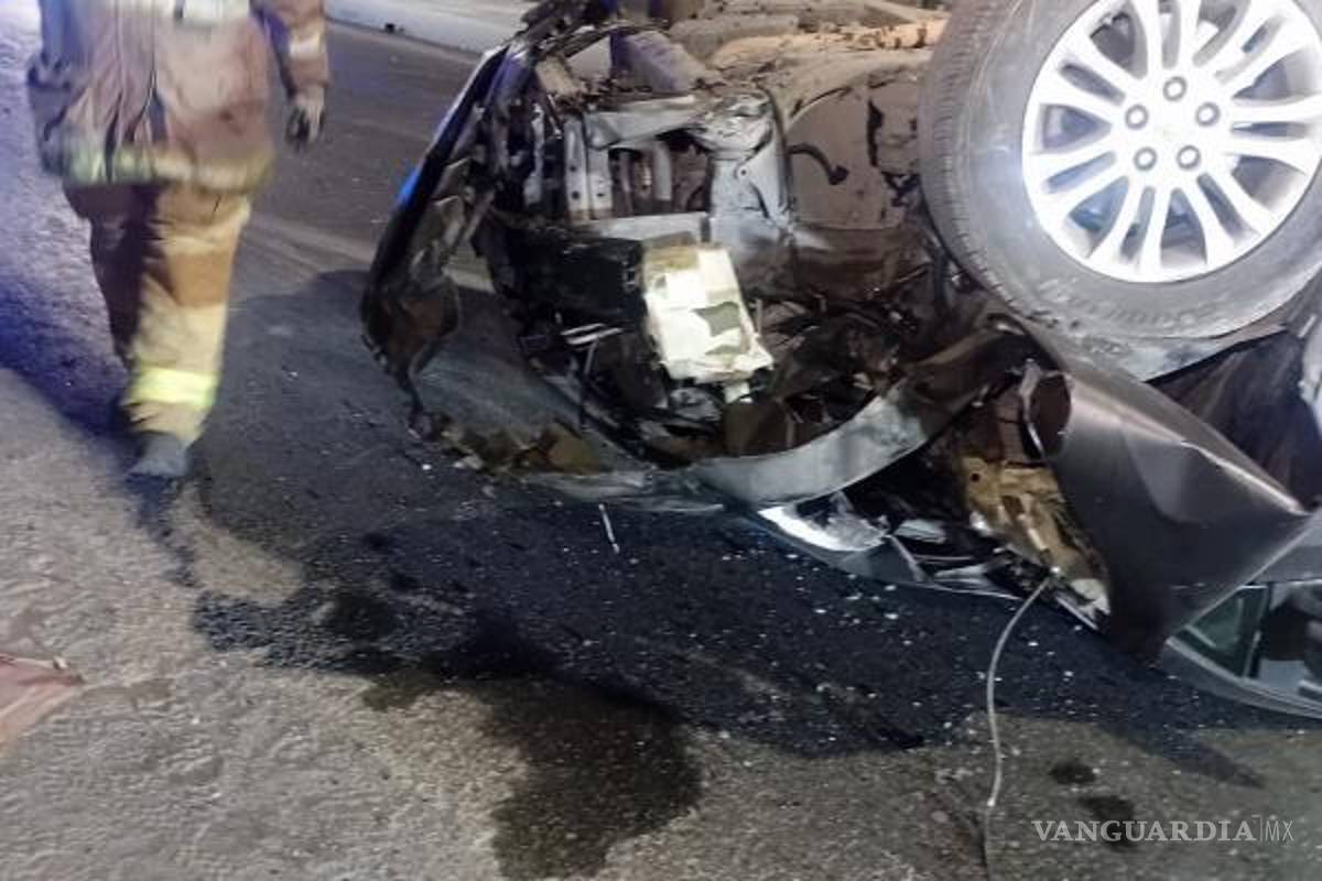 $!El vehículo quedó severamente dañado tras el choque y posterior volcadura.