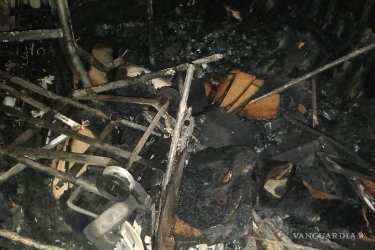 Fuego consume taller en ejido de Torreón; autoridades investigan causas