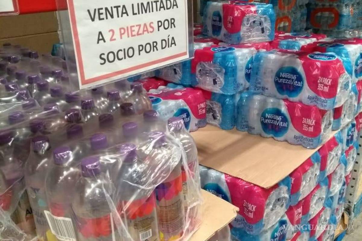 Restringen venta de agua en Saltillo por compras masivas de regios; ponen freno en centros comerciales
