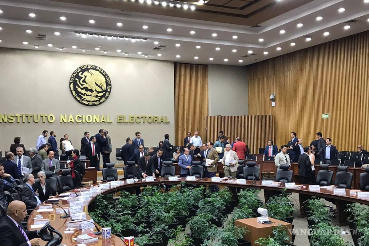 Chocan partidos en el INE durante jornada electoral