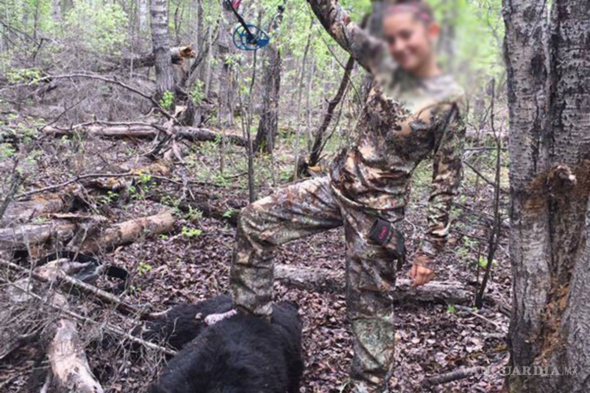 Niña caza un cachorro de oso y desata críticas