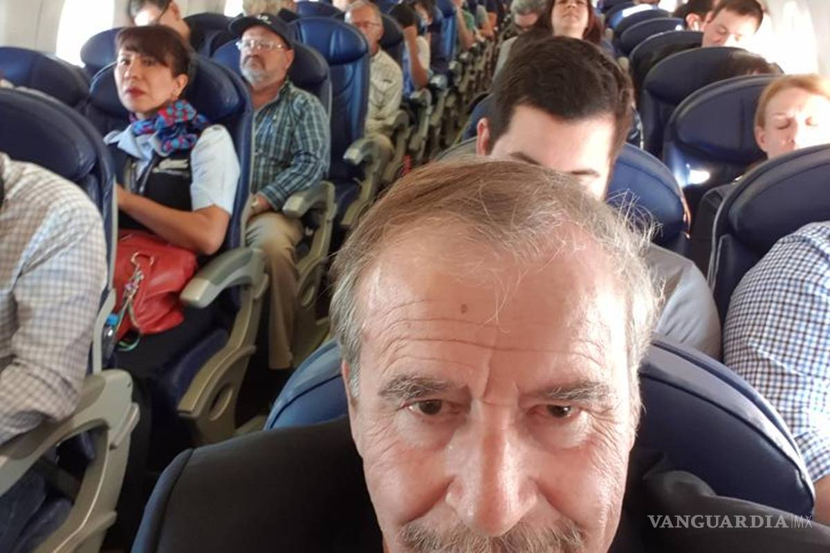 Vicente Fox viaja en vuelo comercial para burlarse de la medida de AMLO