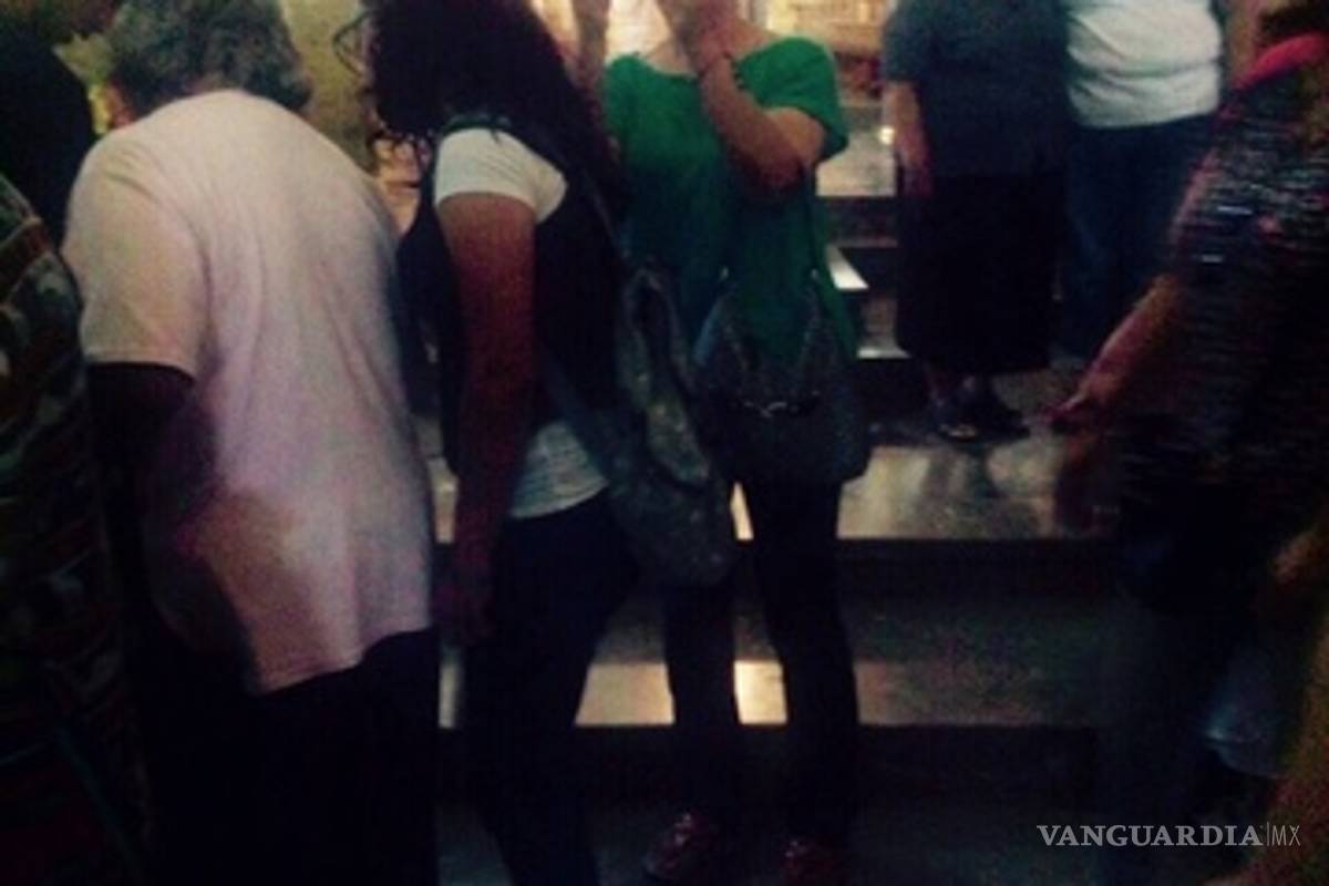 $!Saltillenses se toman 'selfies' con Santo Cristo