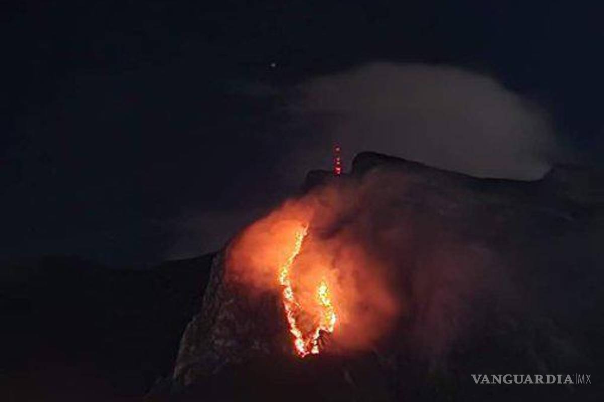 Cerro de la Silla... Continúa incendio sin control en plena canícula; alertan por cercanía con zona urbana de Monterrey