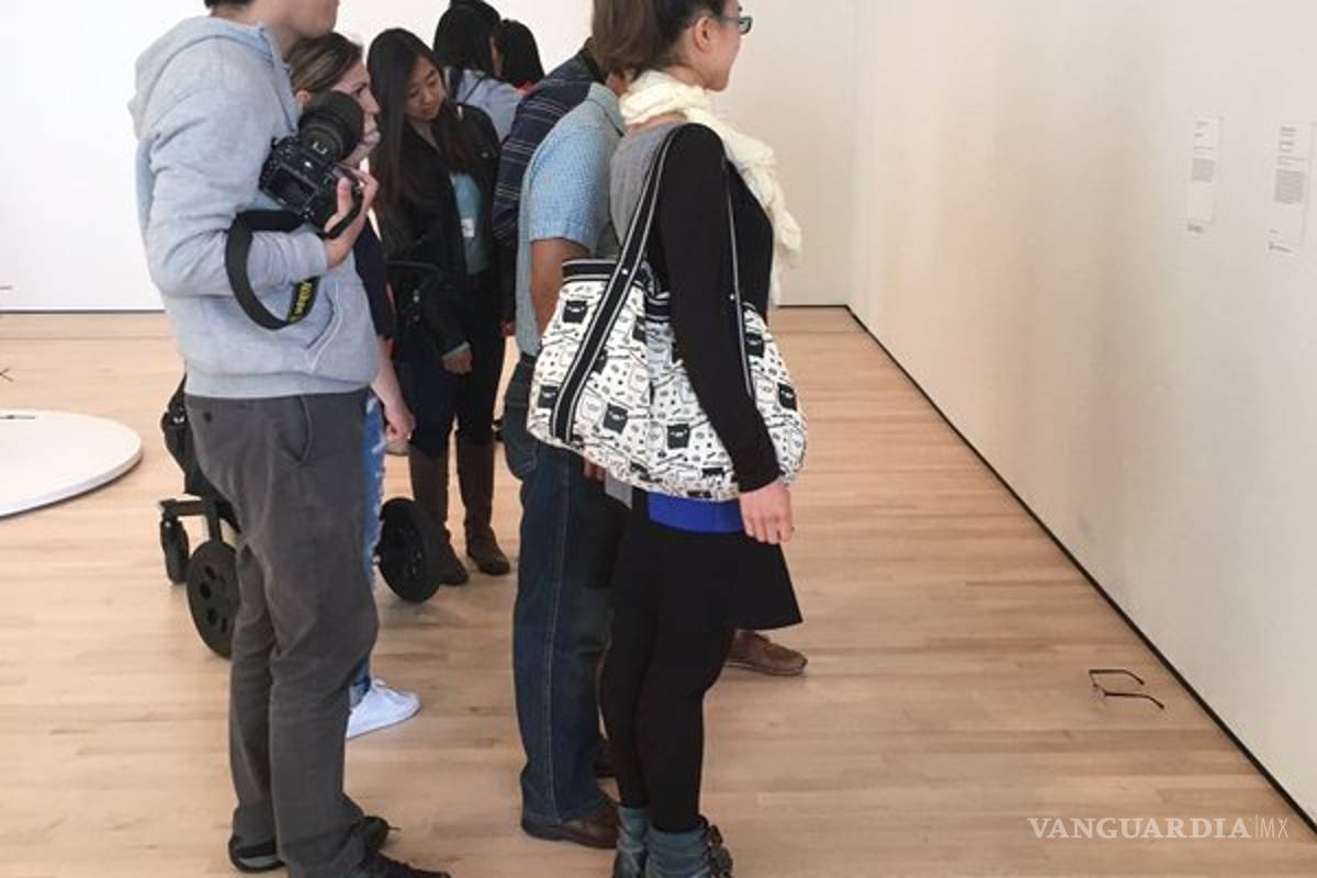 Visitantes de museo confunden lentes tirados con arte moderno