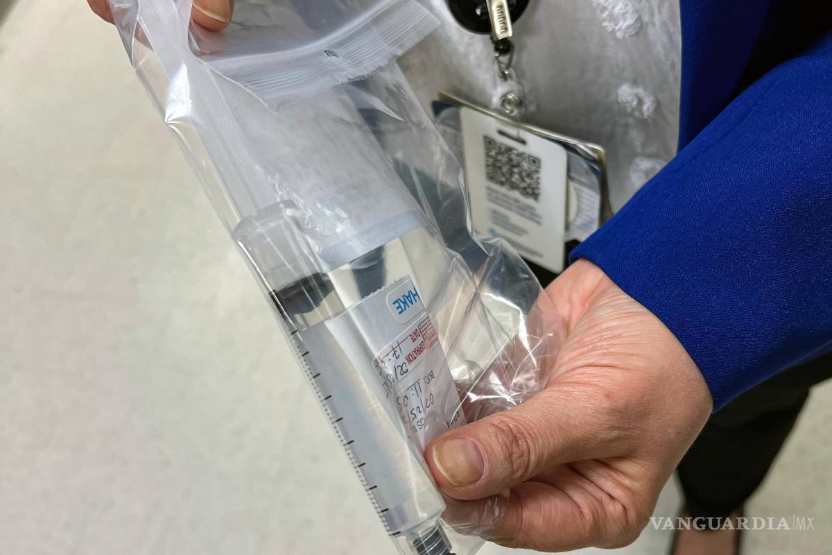 $!Una imagen de Kiran Musunuru muestra una de las jeringas del tratamiento de KJ. La historia del tratamiento de edición de genes a medida para KJ empezó la tarde del 8 de agosto,