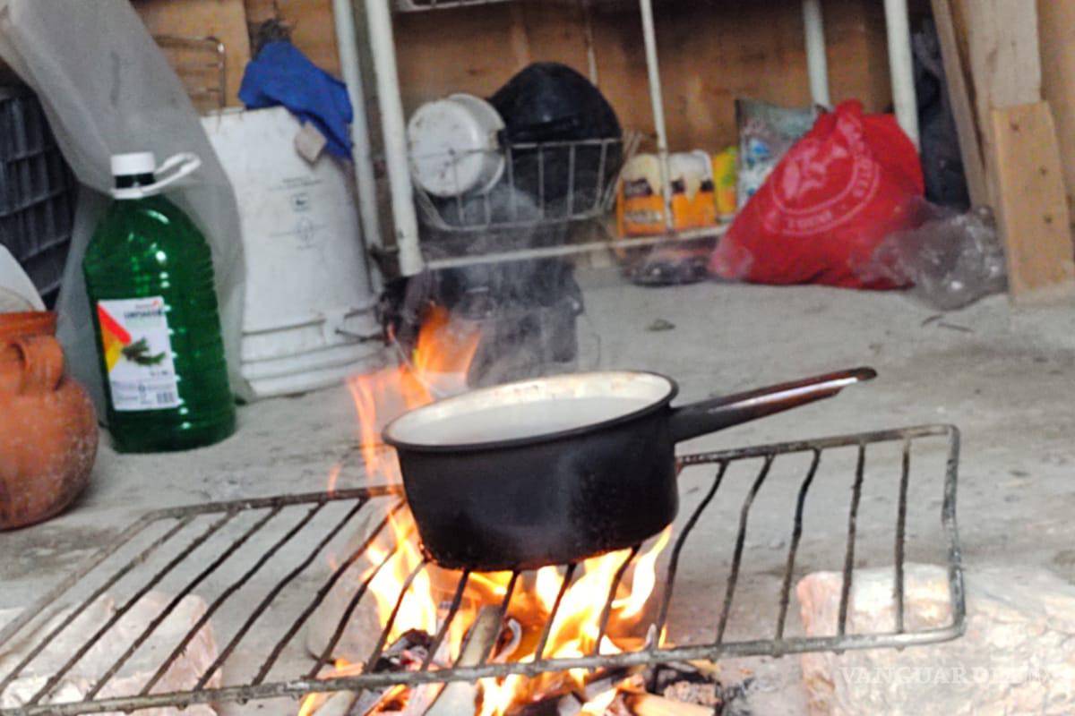 Con ‘lumbre’ mitigan el frío en colonias vulnerables de Saltillo