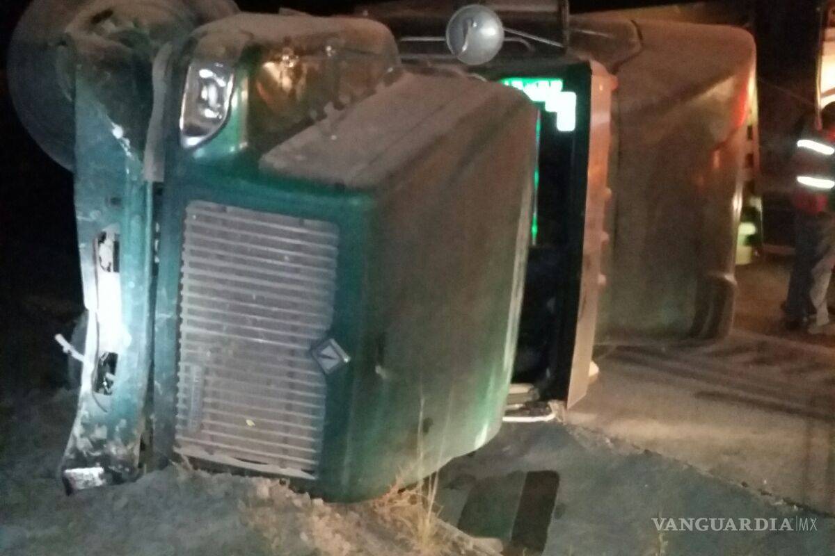 Vuelca trailer en la autopista a Zacatecas