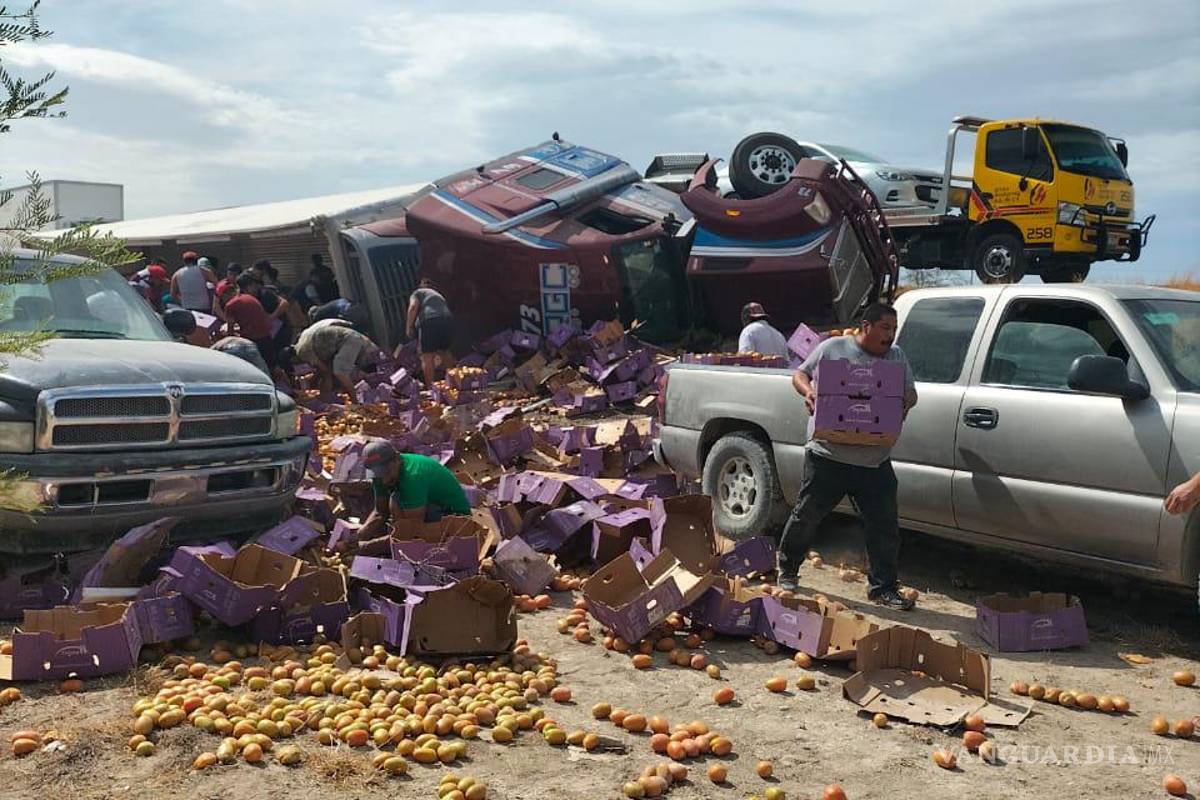 Reportan volcadura de tráiler en la Saltillo-Torreón; transeúntes se llevan la mercancía