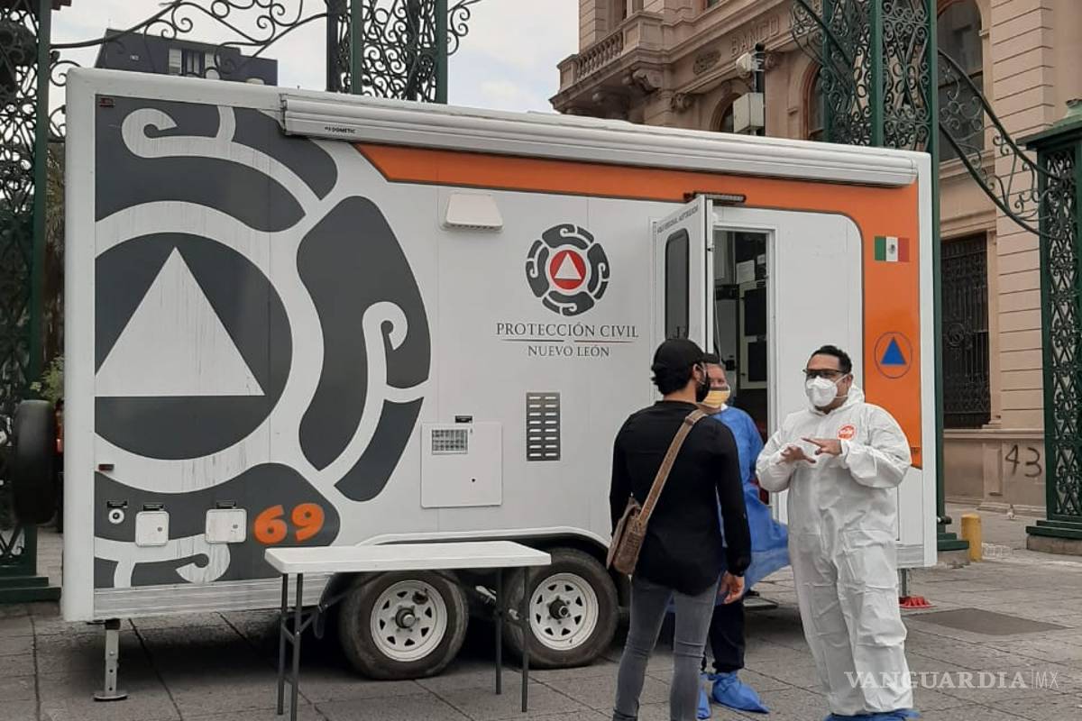 Arranca instalación de módulos 'drive thru' en Monterrey, Nuevo León, para realizar pruebas de COVID-19