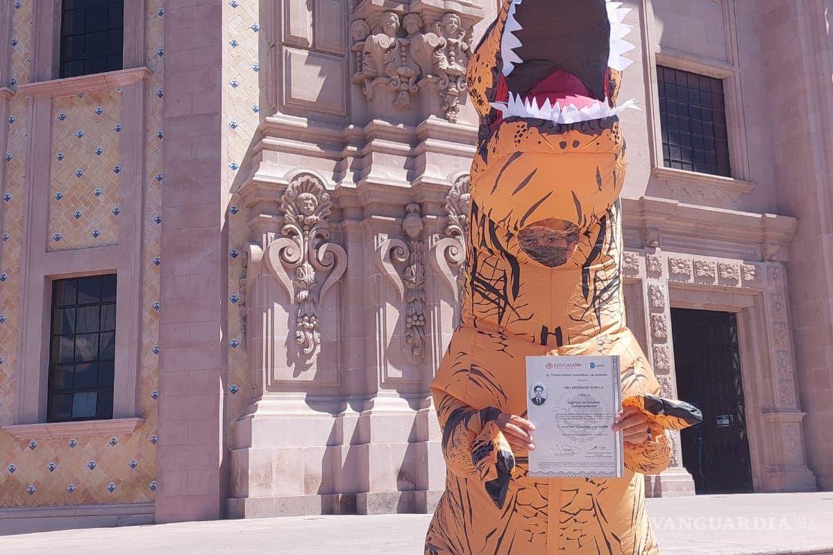 $!Abel posó con el título de su ingeniería en las manos.