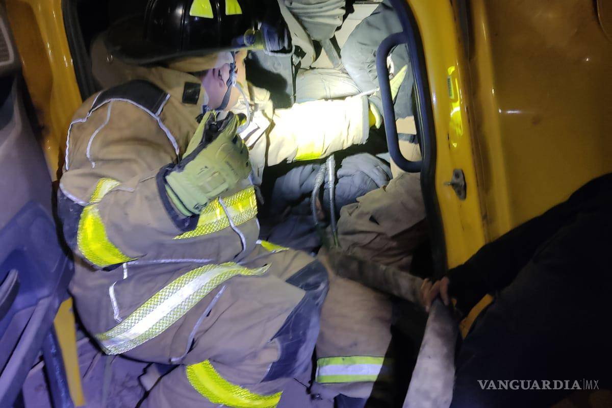 Trailero termina prensado en la carretera Matamoros-Mazatlán