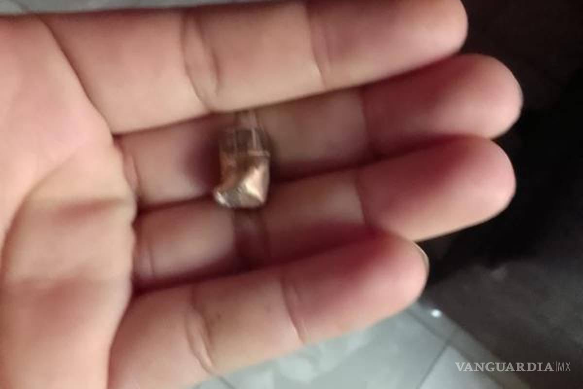 $!Casquillo calibre .22 encontrado en la vivienda afectada, evidenciando el uso de armas de fuego en el incidente.