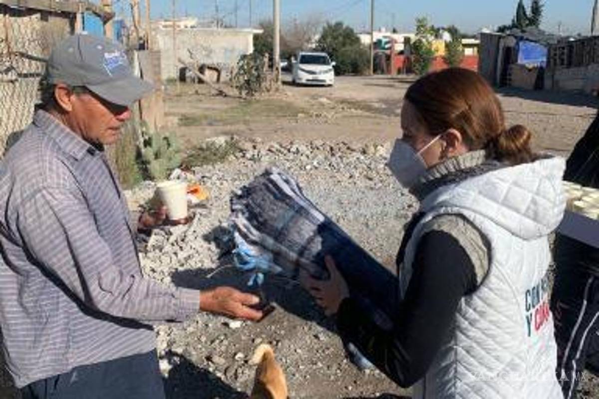 Entrega diputada de Saltillo, María Bárbara Cepeda, alimentos y cobijas a familias vulnerables