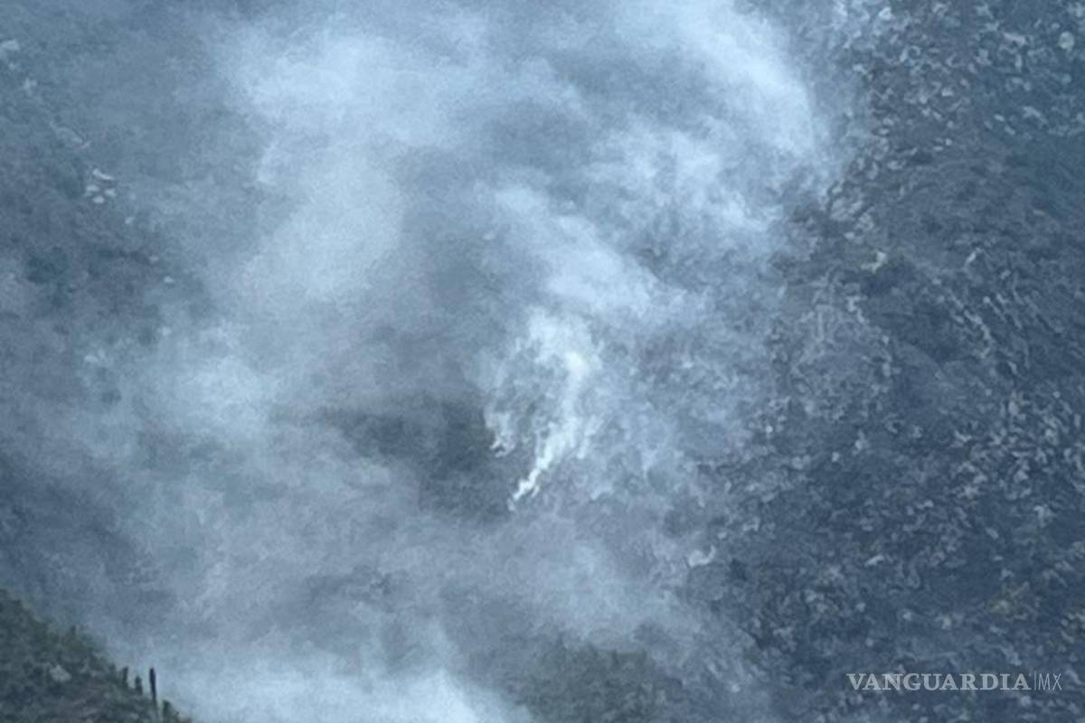 Combaten incendio forestal en el ejido Labradores, en Galeana, Nuevo León