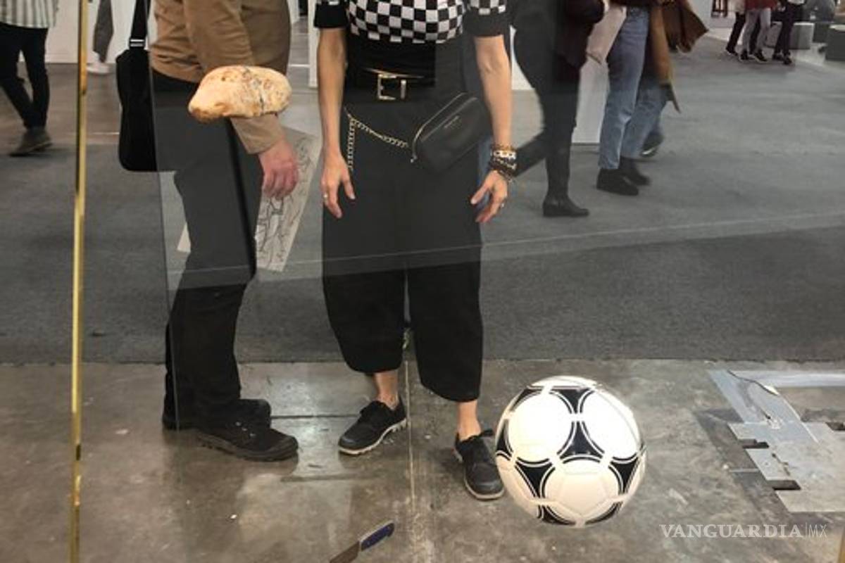 $!¿Avelína Lésper sí destruyó la obra de Rico?... publican fotos de la crítica poniendo una lata cerca de ella