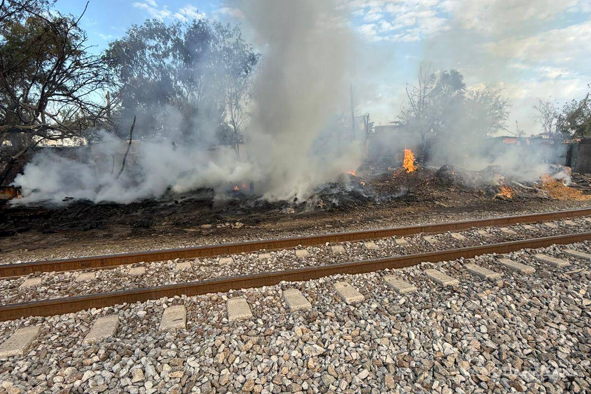 Incendio de tarimas provoca evacuación de 30 personas en Nuevo León
