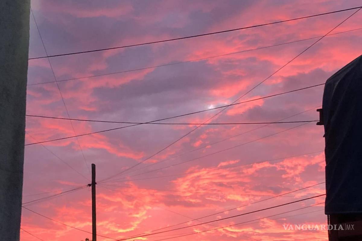 $!Cielo rosa de Saltillo sorprende a ciudadanos.