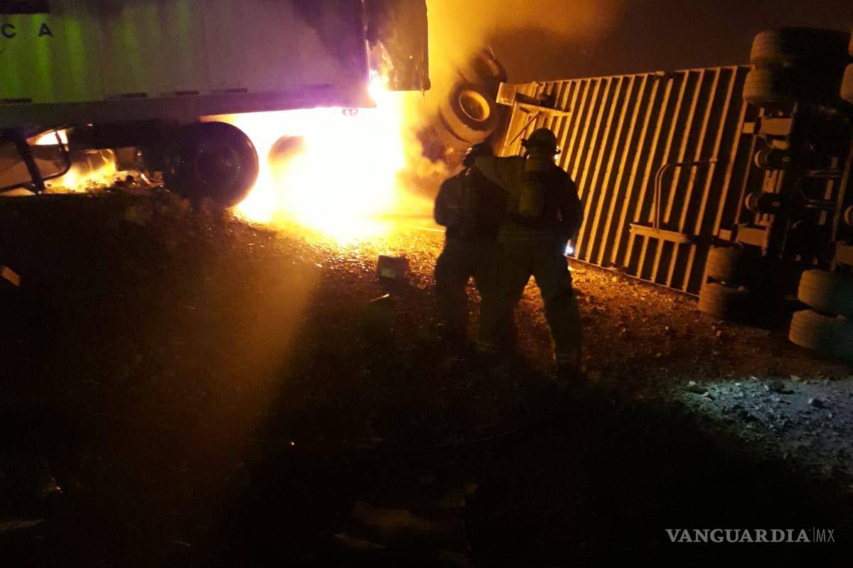 Choque de tráileres provoca impactante incendio en carretera Paila-Torreón; descubren a conductor calcinado (video)