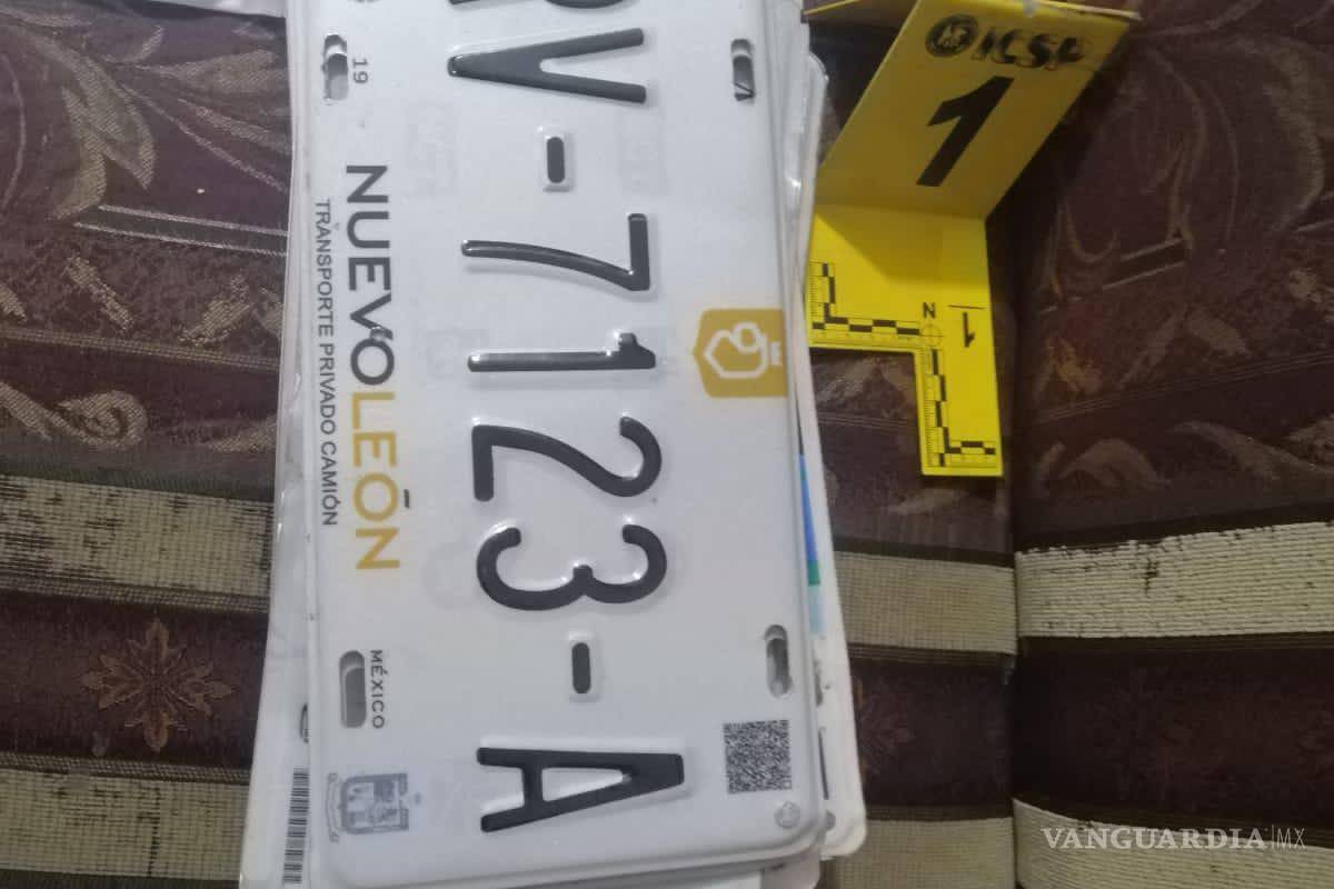 Hallan placas apócrifas de Coahuila tras cateo en Nuevo León