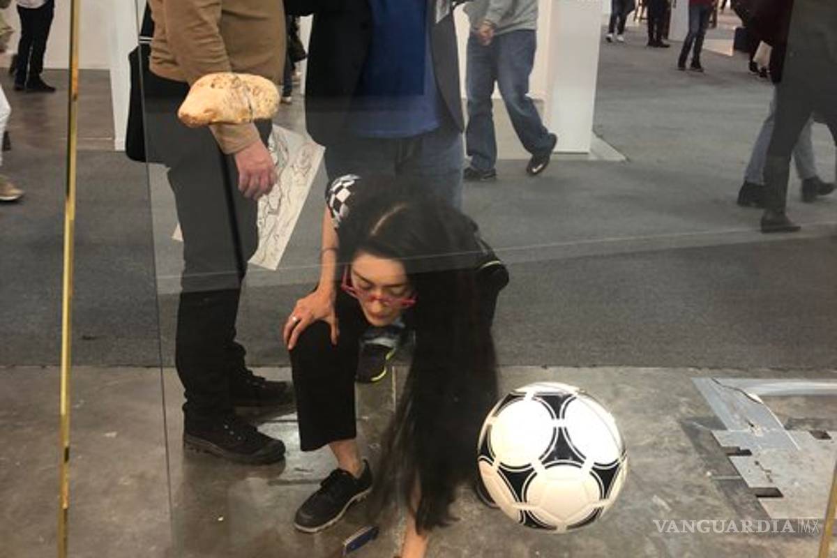 ¿Avelína Lésper sí destruyó la obra de Rico?... publican fotos de la crítica poniendo una lata cerca de ella