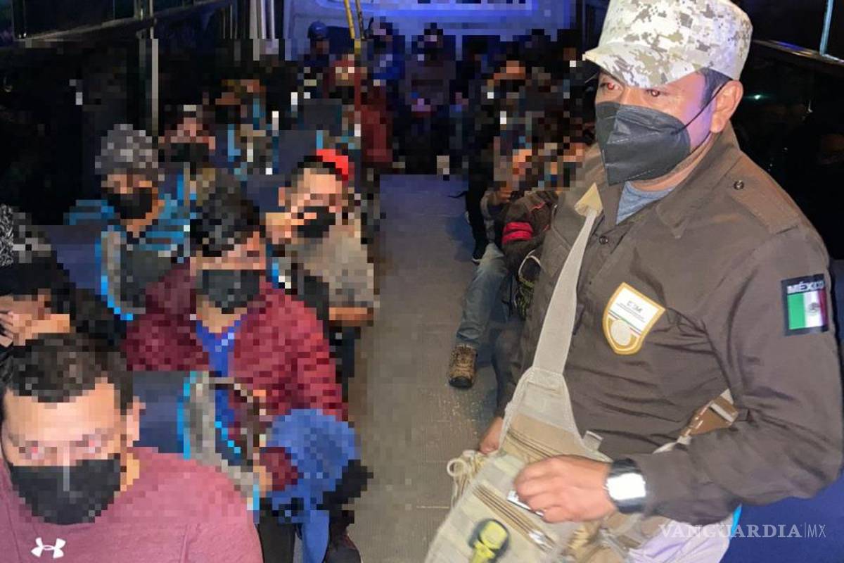 Detienen a migrantes en autobuses turísticos