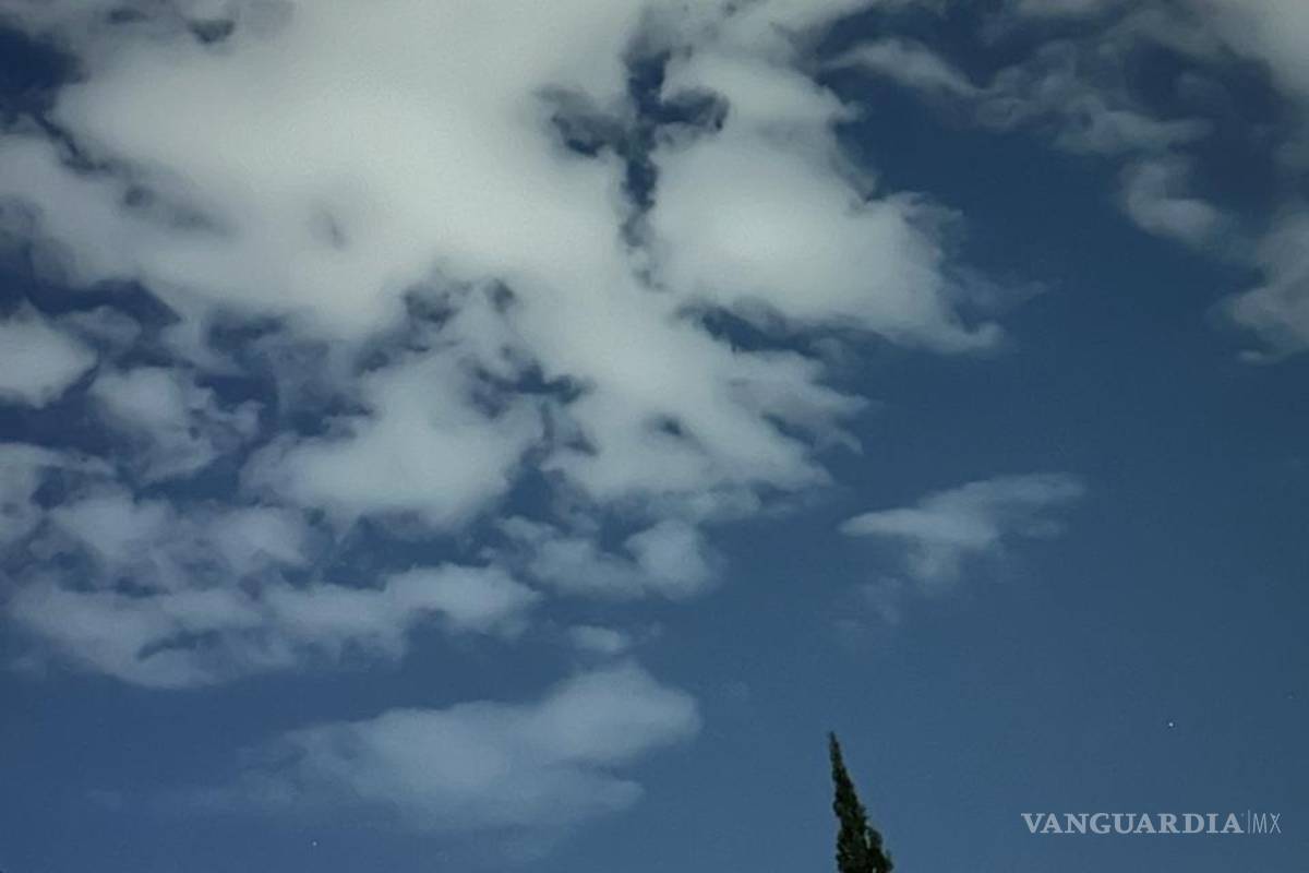 Sorprende forma de cruz en el cielo a feligreses de la parroquia de Fátima en Saltillo