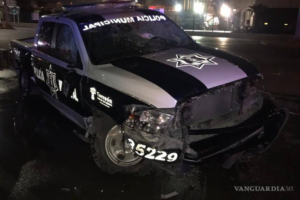 Despojan a policía de patrulla y la vuelcan al huir por calles de Torreón