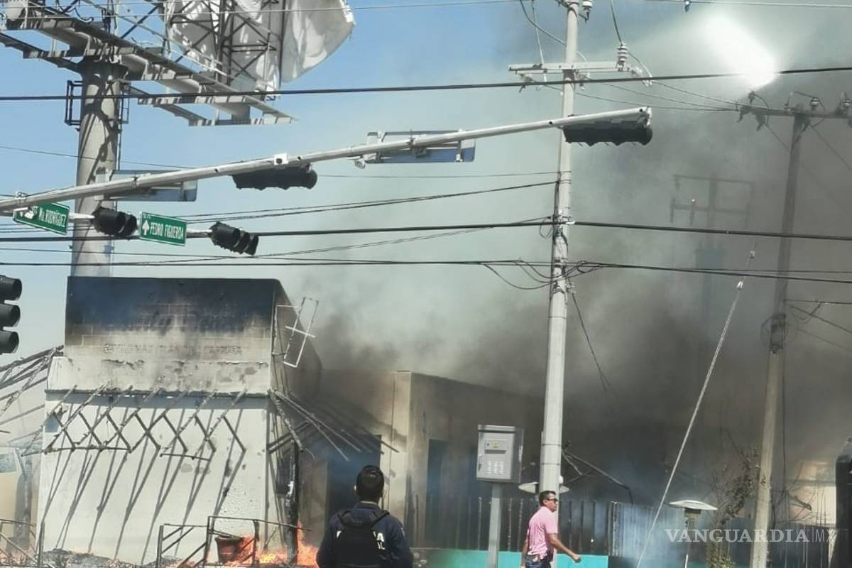 Cortocircuito provoca un gran incendio que reduce a cenizas a restaurante en Saltillo; ya se les había advertido del desperfecto