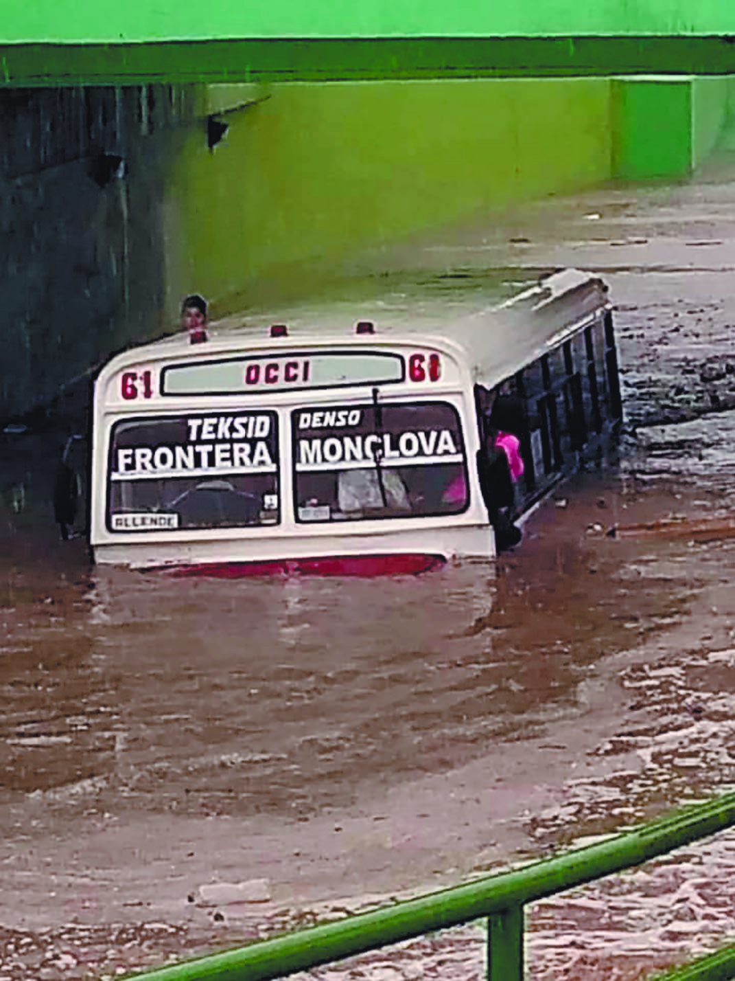 ¡Salen nadando por sus vidas de camión inundado en Frontera Coahuila!